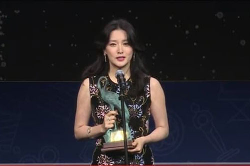 Lâu ngày mới tham gia đóng phim, 'Quốc bảo nhan sắc' Lee Young Ae mất tự tin về diễn xuất