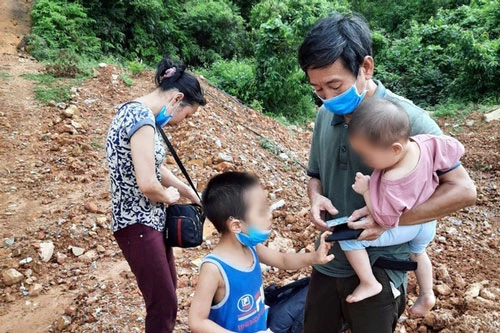 Gia đình nhập cảnh trái phép vào Việt Nam. Ảnh: TTXVN