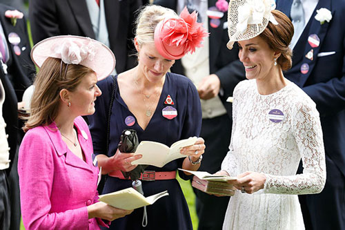 Điều ít biết về hội bạn thân đẳng cấp của Công nương Kate khác hoàn toàn so với nhóm bạn "thân ai nấy lo" của Meghan Markle