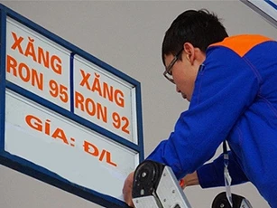 Giá xăng tiếp tục tăng mạnh, lên gần 15.000 đồng/lít