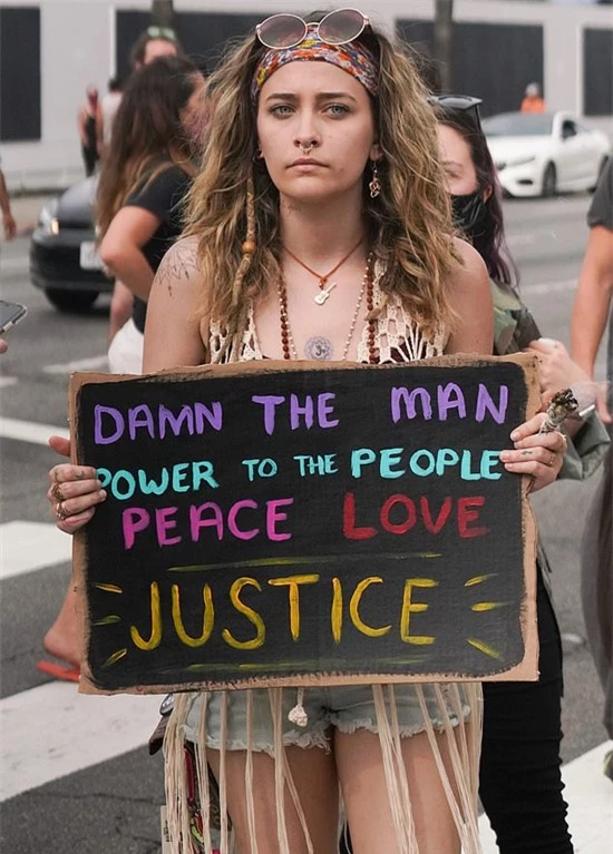 Cô biểu tình đòi công lý cho người da đen bị cảnh sát ghì chết.