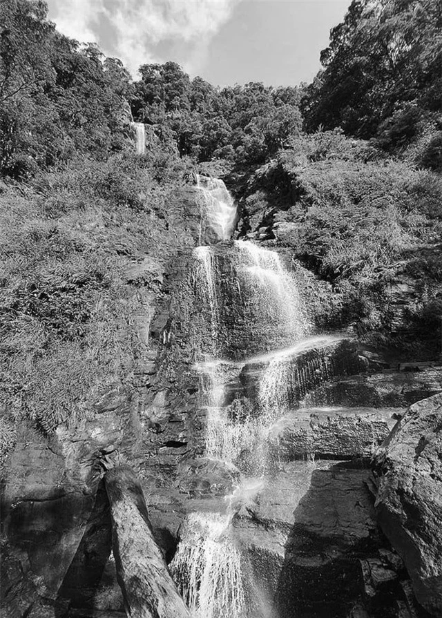 Khám phá thác nước tuyệt đẹp còn “ngủ yên” ở Hà Tĩnh - 1