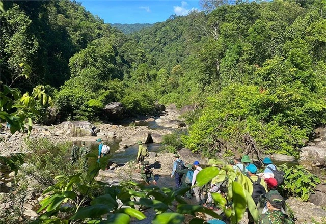 Khám phá thác nước tuyệt đẹp còn “ngủ yên” ở Hà Tĩnh - 11