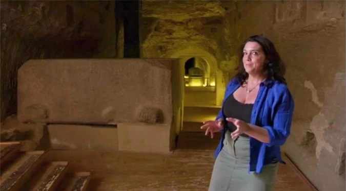 Tiến sĩ Bettany Hughes bên cạnh lối vào hầm mộ Saqqara.