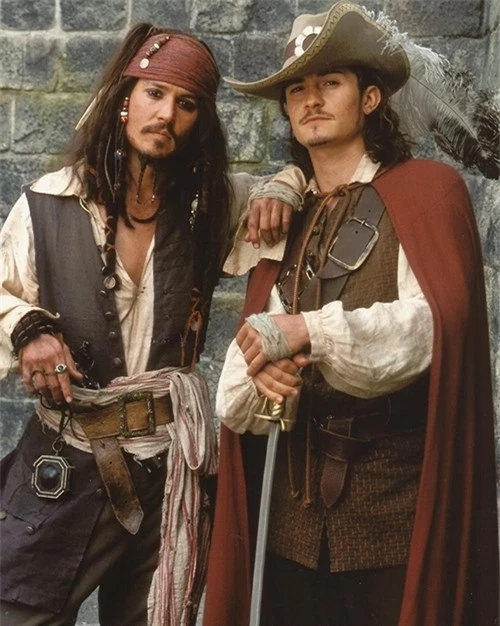 Johnny Depp (trái) và Orlando Bloom đóngCướp biển vùng Caribbeannhiều năm trước.