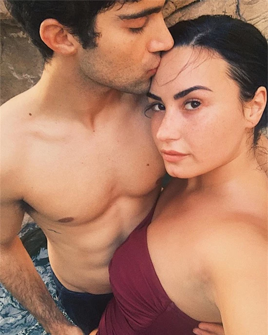 Ca sĩ Demi Lovato đang hạnh phúc trong tình yêu mới với người mẫu kém hai tuổi Max Henrich. Cặp đôi bắt đầu hẹn hò vào cuối năm ngoái và tình cảm thêm mặn nồng sau chuỗi ngày cách ly tránh dịch cùng nhau. Trên Instagram đầu tuần này, Demi đăng tải loạt ảnh tình tứ bên bạn trai cùng dòng chúc mừng sinh nhật đầy ngọt ngào. Giọng ca Let It Go gọi Max là chàng trai đẹp từ nội tâm đến ngoại hình và tỏa năng lượng tích cực đến cô. Trong bài đăng hôm 17/6, nữ ca sĩ cũng thổ lộ với tình trẻ: Cảm ơn anh vì đã làm em hạnh phúc vô vàn, anh yêu... Em yêu những chuyến phiêu lưu cùng anh.