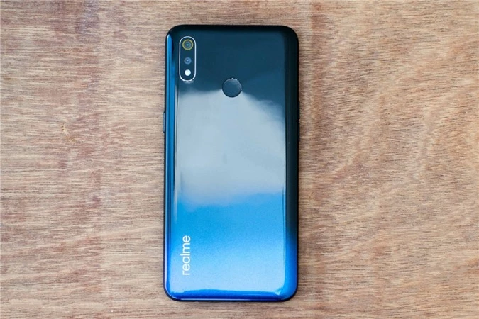 Giống như Xiaomi Redmi 8 ở trên, màn hình Realme 3 sử dụng tấm nền IPS, kích thước 6,22 inch độ phân giải HD+ và cũng sử dụng thiết kế giọt nước.