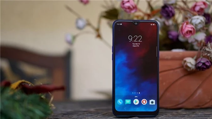 Realme 3 là thiết bị duy nhất trong danh sách sử dụng vi xử lý Helio P60 với ưu điểm là hỗ trợ các tác vụ AI và tiết kiệm điện năng rất tốt. Ngoài ra máy còn có RAM 4GB với bộ nhớ trong 64GB, hỗ trợ khe cắm thẻ nhớ mở rộng microSD tối đa 512GB khi cần.