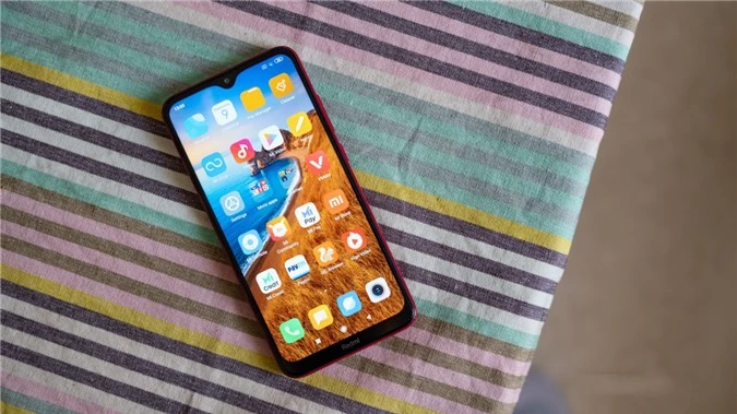 Xiaomi Redmi 8: Lên kệ tại Việt Nam hồi giữa tháng 10 năm ngoái, Xiaomi Redmi 8 được đánh giá là đối thủ đáng gờ trong phân khúc giá rẻ nhờ viên pin dung lượng cực khủng 5.000 mAh và khả năng sạc nhanh 18W tương tự như Vsmart Joy 3 ở trên. 