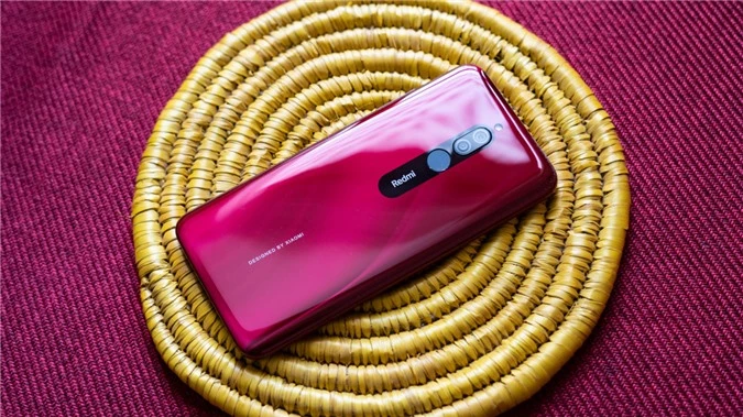 Xiaomi Redmi 8 được trang bị màn hình 6,22 inch sử dụng tấm nền IPS LCD với độ phân giải HD+ và có thiết kế giọt nước, giống hệt đối thủ Joy 3 ở trên. Tuy nhiên viền màn hình dày hơn, cả ở mép dưới và mép trên. Vị trí giọt nước được bố trí dải loa thoại và camera selfie 8MP, khẩu f/2.0.