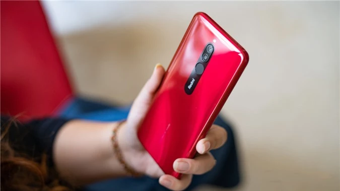 So với Vsmart Joy 3 ở trên thì phần cứng của Redmi 8 có phần khiêm tốn hơn khi chỉ được trang bị con chip Snapdragon 439 khá yếu. Tuy nhiên bù lại máy lại có RAM 4GB và bộ nhớ trong 64GB, nhiều hơn gấp đôi giúp lưu trữ nhiều hơn. 