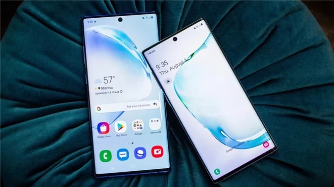 Samsung Galaxy Note 10 Plus (1.100 USD): Đứng đầu danh sách chính là chiếc smartphone tốt nhất và mạnh nhất của Samsung hiện tại. Máy sở hữu thiết kế cao cấp với khung viền bằng nhôm, mặt lưng bóng bẩy và bắt mắt, đặc biệt là phiên bản màu Aurora Glow cực quang đổi màu 7 sắc cầu vồng rất đẹp. 