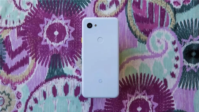 Cụ thể Pixel 3a sở hữu màn hình 5,6 inch với độ phân giải Full HD+ (2220x1080 pixel) với tấm nền công nghệ OLED. Bên trong máy được trang bị bộ vi xử lý Snapdragon 670, RAM 4GB, có hỗ trợ khe cắm thẻ nhớ ngoài và đi kèm thỏi pin có dung lượng 3.000mAh hỗ trợ công nghệ sạc nhanh và sạc không dây.