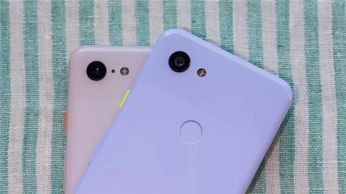 Điểm nhấn ấn tượng nhất trên Pixel 3a chính là sở hữu camera cao cấp của Pixel 3 với hữu camera chính 12MP khẩu độ f/1.8, hỗ trợ công nghệ chống rung quang học, trong đó quan trọng nhất là chế độ chụp đêm Night Sight được đánh giá là “không có đối thủ”. Tất nhiên máy vẫn có thể chụp ảnh với hiệu ứng xóa phông.