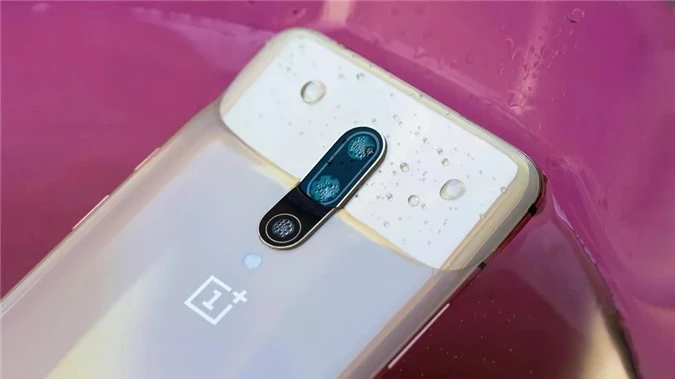 OnePlus 7 Pro (699 USD): Chiếc smartphone này của OnePlus gây ấn tượng khi sở hữu thiết kế cao cấp, màn hình viền cong không khuyết, vân tay trong màn hình, phần cứng cao cấp trong khi giá bán chỉ bằng một nửa so với các đối thủ Android khác có cùng cấu hình và tính năng. 