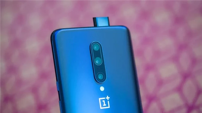 Về thiết kế, OnePlus 7 Pro được bảo vệ bởi kính cường lực Gorilla Glass 5 cong ở 2 cạnh bên cho cả mặt trước và mặt sau. Phần khung được hoàn thiện bằng kim loại nhôm. Camera selfie dạng thò thụt 16MP f/2.0 sử dụng cảm biến Sony IMX471, trong khi mặt sau là 3 camera với cảm biến 48MP, một camera góc rộng 16MP và một camera tele 8MP. 