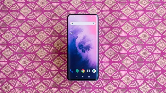 OnePlus 7 Pro có màn hình tràn cạnh với kích thước 6,67 inch, sử dụng tấm nền AMOLED và có tần số quét lên tới 90Hz, cao nhất trong danh sách này. Máy được trang bị con chip Snapdragon 855, tùy chọn bộ nhớ RAM 6/8/12GB và 128/256GB bộ nhớ lưu trữ. Ngoài ra, bên trong OnePlus 7 Pro cũng được trang bị hệ thống tản nhiệt chất lỏng 10 lớp.