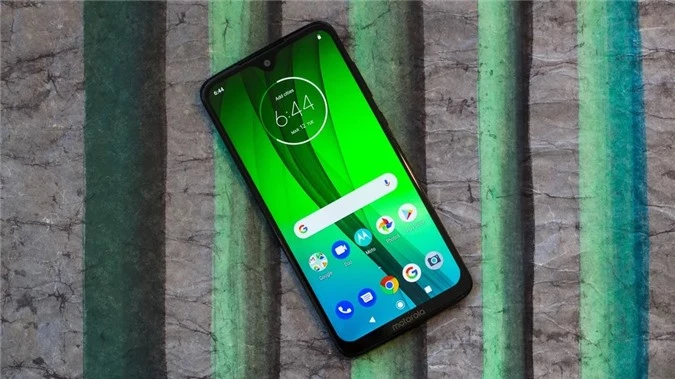 Motorola Moto G7 (294 USD): Là thành viên thứ 3 trong 4 thành viên thuộc gia đình G7 series ra mắt từ hồi tháng 2/2019. Moto G7 được đánh giá là một trong những thiết bị giá rẻ chạy Android tốt nhất. Mặc dù vậy máy vẫn sở hữu một thiết kế cao cấp với nhiều camera phía sau, hỗ trợ nhận dạng khuôn mặt và cảm biến vân tay vật lý mở khóa cực nhanh. 