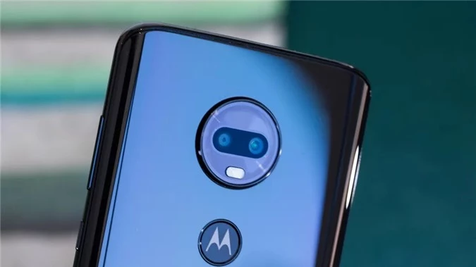 Mặc dù Motorola Moto G7 chỉ có camera kép ở mặt sau gồm camera chính 12MP và cảm biến độ sâu trường ảnh 5MP nhưng trải nghiệm mà camera mang lại là rất ấn tượng, đây cũng là chiếc smartphone giá rẻ hiếm hoi có khả năng quay video 4K, chụp chân dung xóa phông và quay video slow-motion cùng chất lượng hình ảnh khá hài lòng. 