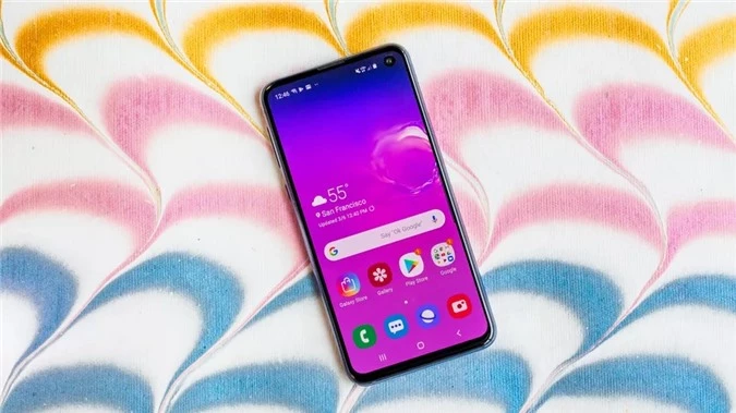 Samsung Galaxy S10e (750 USD): Đứng thứ hai trong danh sách những smartphone tốt nhất đáng mua hiện nay tiếp tục là chiếc smartphone khác của Samsung. Galaxy S10e được cho là phiên bản giá rẻ của chiếc Galaxy S10 tiêu chuẩn.