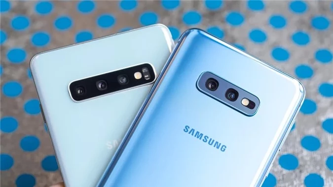 Dù là “phiên bản giá rẻ” nhưng Galaxy S10e vẫn được Samsung ưu ái bê nguyên thiết kế của Galaxy S10 sang với khung kim loại nhôm sáng bóng và hai mặt đều là kính cường lực Gorilla Glass 5, nhờ đó không hề mang lại cảm giác của một phiên bản ít tiền hơn.