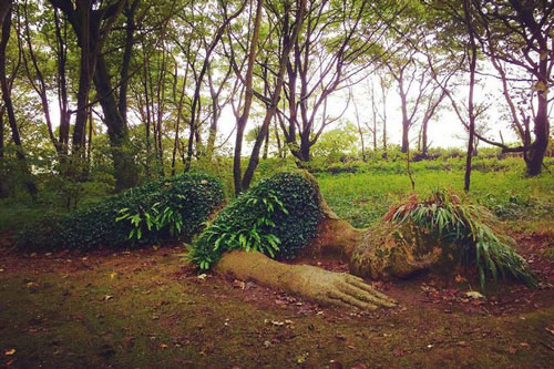 Tượng 'Thiếu nữ ngủ say dưới đất' khiến nhiều người 'sợ mất dép'