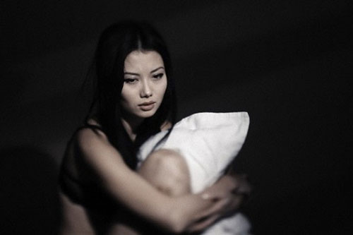 Tìm đến nhà chồng cũ đòi tiền nuôi con thì chị vợ mới mang ra 2 triệu rồi nói một câu khiến tôi cầm cả tập tiền ném lại