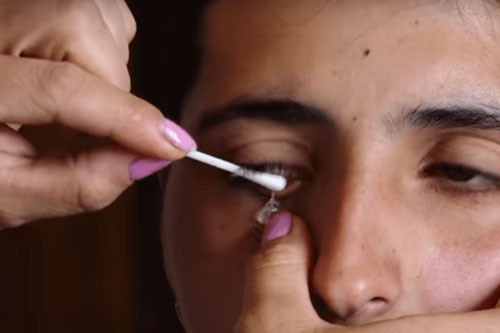 Người phụ nữ khóc ra pha lê