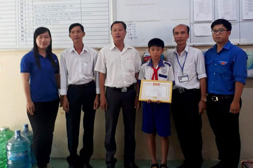 Biểu dương học sinh lớp 5 trả lại 68 triệu đồng nhặt được