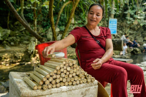 Đặc sản cơm lam ngon nức tiếng của người Thái là một trong những sản phẩm được nhiều du khách thích thú mua về làm quà mỗi khi về tham quan suối cá Thần.