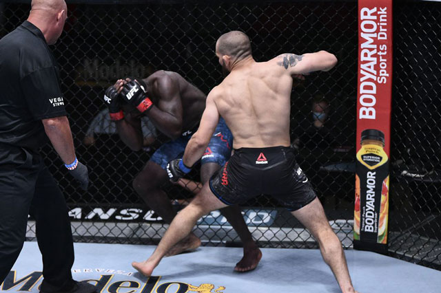 Ra loạt đòn ‘búa tạ’, võ sĩ Mỹ hạ đo ván đối thủ chỉ sau 59 giây