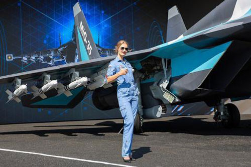 Phi công MiG-35 được trang bị mũ tương tự trên F-35 Mỹ