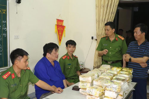 Nghệ An: Chiếc Fortuner đen vận chuyển 50kg ma túy đá