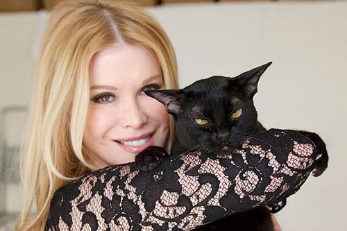 Người phụ nữ dao kéo nhiều nhất thế giới trẻ trung ở tuổi 64