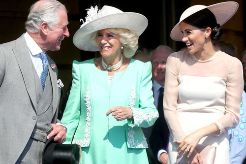 Meghan Markle không thể tồn tại ở hoàng gia Anh là bởi "một rừng không thể có hai hổ"