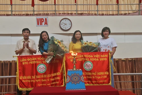 Liên đoàn Yoga Việt Nam trao cờ lưu niệm cho đại diện lãnh đạo Sở VH,TT&DL Thanh Hóa, UBND TP Thanh Hóa trong phối hợp tổ chức chương trình thành công
