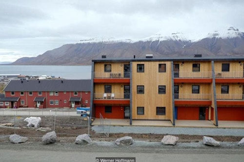 Xây nhà vào lớp băng vĩnh cửu ở thị trấn cực Bắc thế giới