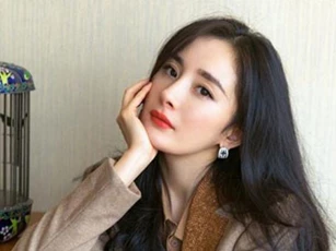 Dương Mịch bị chê bai nhan sắc, bố ruột liền đáp trả hộ cực "cao tay"