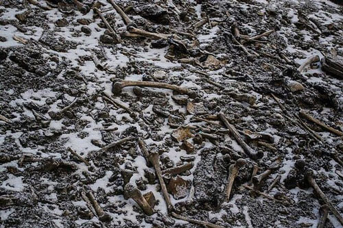 Bí ẩn 'lạnh gáy' vùi sâu dưới lòng hồ xương người trên đỉnh Himalaya