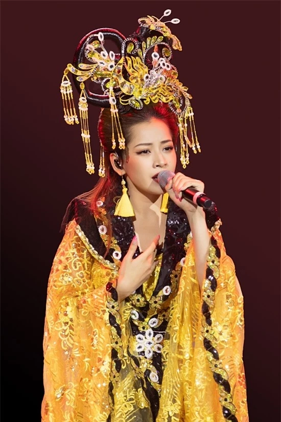 Nữ ca sĩ xuất hiện với trang phục vàng rực rỡ, trang điểm lộng lẫy hệt như một nghệ sĩ cải lương thực thụ.
