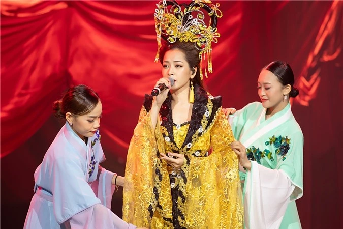 Chi Pu cũng cố gắng hát live cả ca khúc. Giọng hát của cô được nhận xét tiến bộ hơn so với thời điểm bắt đầu theo đuổi nghề ca sĩ vào cuối năm 2017.