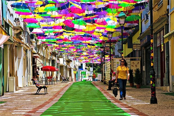 Lễ hội nghệ thuật Ágitagueda: Trong những ngày tổ chức lễ hội, đường phố Bồ Đào Nha được bao phủ bởi sắc màu rực rỡ của những chiếc ô treo lơ lửng đầy sáng tạo.