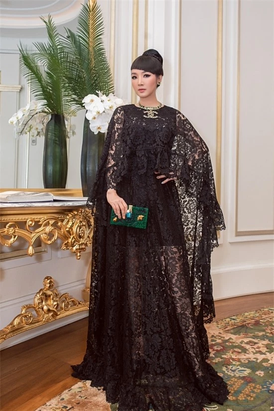 Giáng My diện chiếc váy phom rộng có chất liệu ren xuyên thấu của nhà thiết kế Đỗ Mạnh Cường.