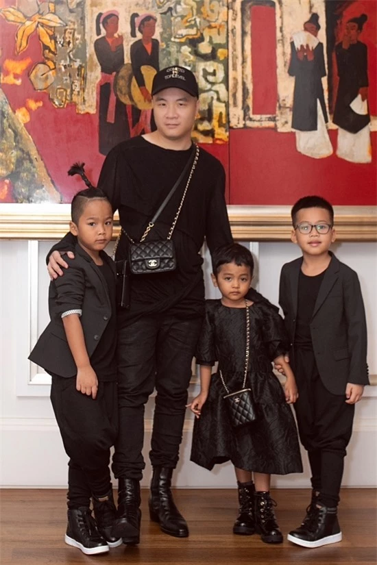 Đỗ Mạnh Cường dành thời gian đưa bé Nhím (trái), Tít (phải)và Linh Đan dự tiệc, giúp các con giải trí dịp cuối tuần. Ba bé đều được diện trang phục sắc đen đồng điệu với bố.