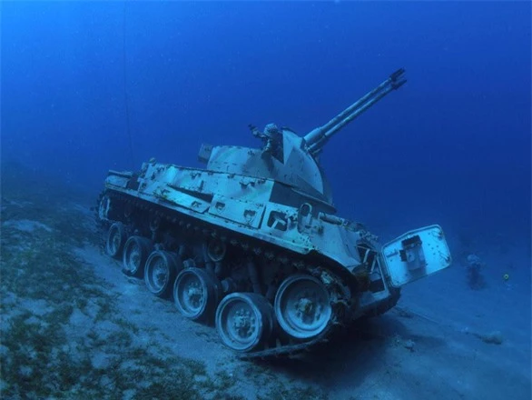 Khám phá bảo tàng quân sự dưới đáy biển - 1