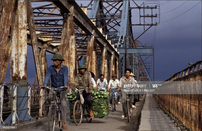 Những dấu ấn thời gian hoen gỉ trên cây cầu Long Biên cổ kính của Hà Nội. Năm 1898, cây cầu được khởi công và hoàn thành chỉ 3 năm sau đó. Theo dự kiến, cây cầu lẽ ra sẽ hoàn thành vào năm 1903. Ảnh: Pool RENAULT/RIEGER/Gamma-Rapho via Getty Images.