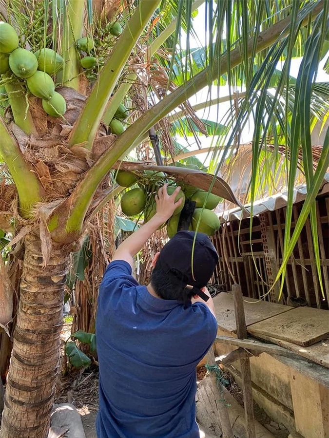 Phan Mạnh Quỳnh gây chú ý với hình ảnh về quê bạn gái vào bếp đun nước, thịt gà 3