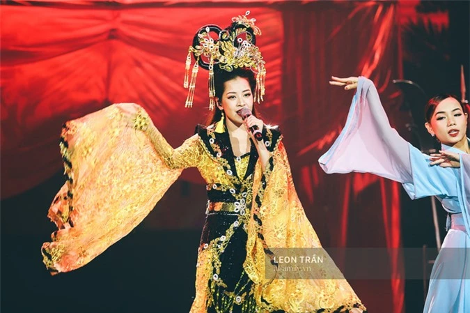 Sau sự cố hát phô, Chi Pu xuất hiện ấn tượng trên sân khấu với hình ảnh Kiều Nguyệt Nga và giọng hát đã có phần 