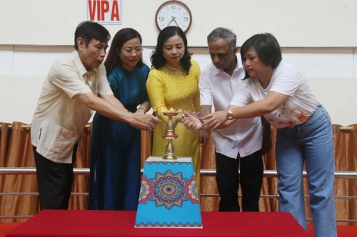 Đại diện Liên đoàn Yoga Việt Nam, Sở VH,TT&DL Thanh Hóa, UBND TP Thanh Hóa thực hiện nghi thức thắp lửa Yoga.