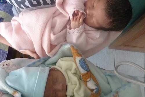 Vợ sinh đôi 2 con không giống nhau, chồng âm thầm đưa đi xét nghiệm rồi "nín lặng"